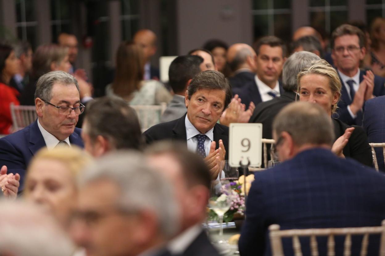 Sabino García Vallina, presidente de TSK, junto al expresidente del Principado Javier Fernández. 