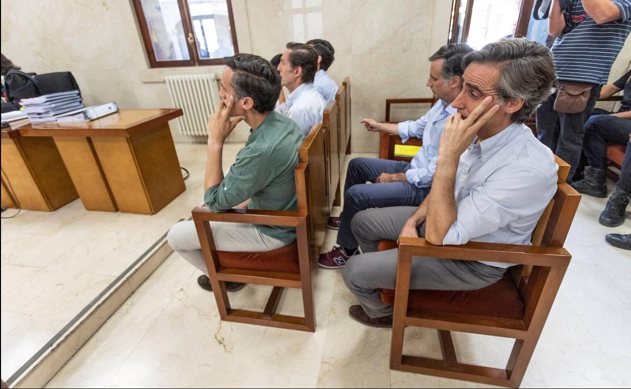 Los hermanos Ruiz-Mateos sentados en el banquillo de los acusados en la Sala Segunda de la Audiencia Provincial de Palma de Mallorca.