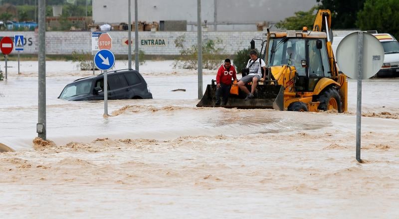 Cuatro fallecidos, centenares de personas evacuadas, decenas de casas y comercios anegados y carreteras cortadas. El balance de la gota fría en las comunidades del Levante español es desolador. 