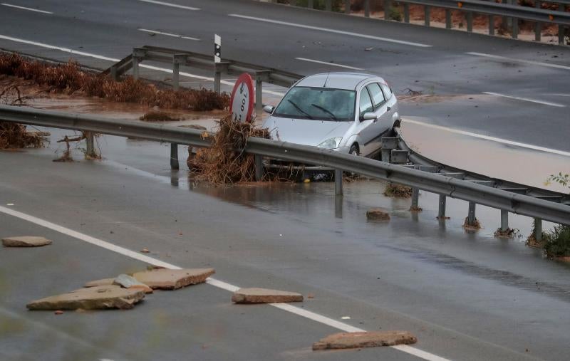 Cuatro fallecidos, centenares de personas evacuadas, decenas de casas y comercios anegados y carreteras cortadas. El balance de la gota fría en las comunidades del Levante español es desolador. 