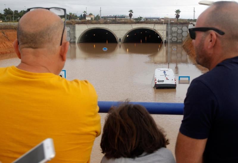 Cuatro fallecidos, centenares de personas evacuadas, decenas de casas y comercios anegados y carreteras cortadas. El balance de la gota fría en las comunidades del Levante español es desolador. 