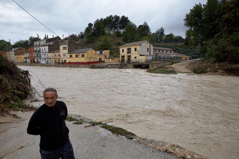 Cuatro fallecidos, centenares de personas evacuadas, decenas de casas y comercios anegados y carreteras cortadas. El balance de la gota fría en las comunidades del Levante español es desolador. 