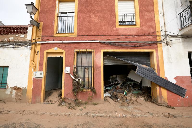 Cuatro fallecidos, centenares de personas evacuadas, decenas de casas y comercios anegados y carreteras cortadas. El balance de la gota fría en las comunidades del Levante español es desolador. 