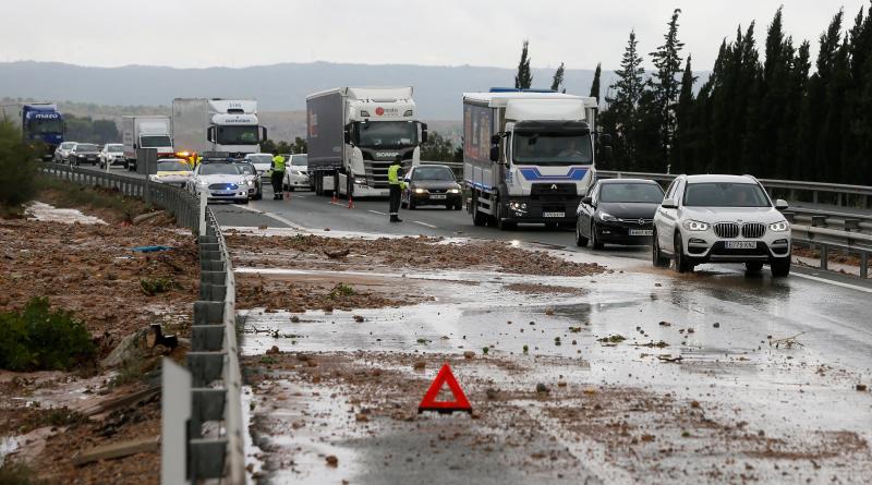 Cuatro fallecidos, centenares de personas evacuadas, decenas de casas y comercios anegados y carreteras cortadas. El balance de la gota fría en las comunidades del Levante español es desolador. 