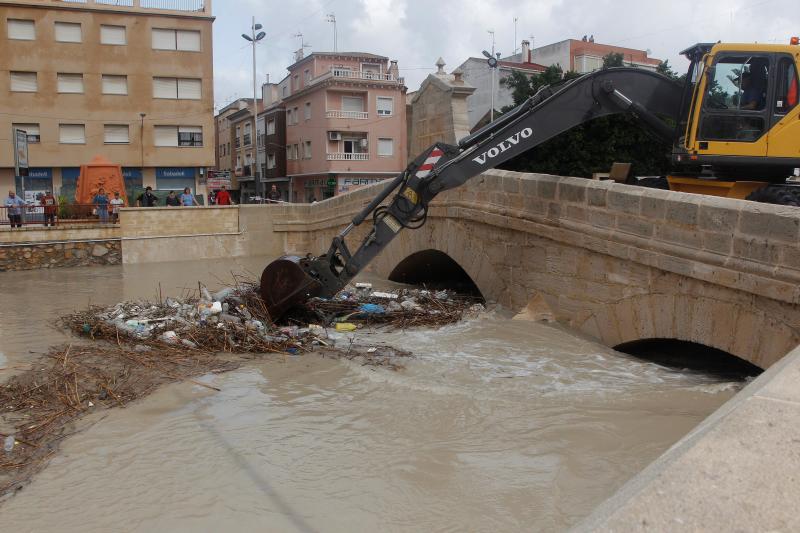 Cuatro fallecidos, centenares de personas evacuadas, decenas de casas y comercios anegados y carreteras cortadas. El balance de la gota fría en las comunidades del Levante español es desolador. 