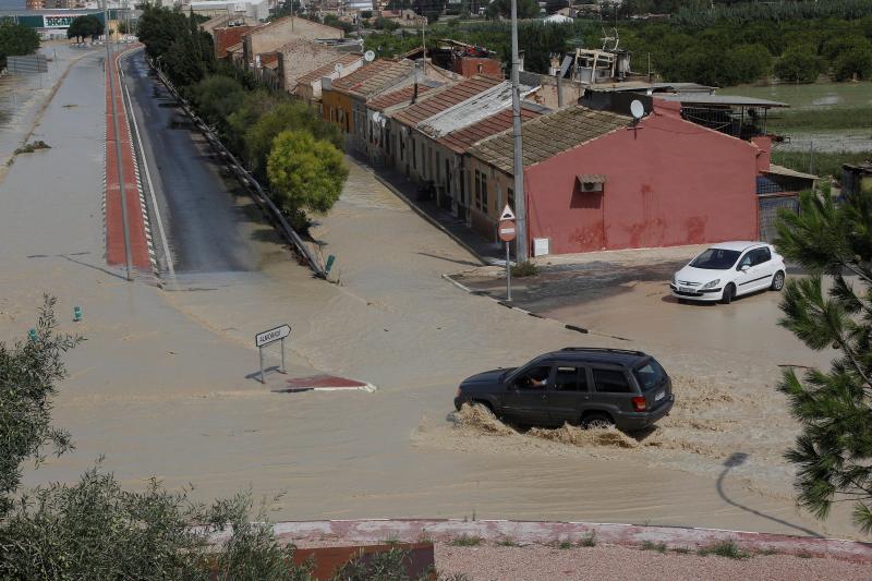 Cuatro fallecidos, centenares de personas evacuadas, decenas de casas y comercios anegados y carreteras cortadas. El balance de la gota fría en las comunidades del Levante español es desolador. 