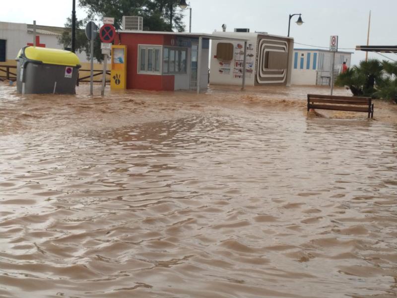 Cuatro fallecidos, centenares de personas evacuadas, decenas de casas y comercios anegados y carreteras cortadas. El balance de la gota fría en las comunidades del Levante español es desolador. 