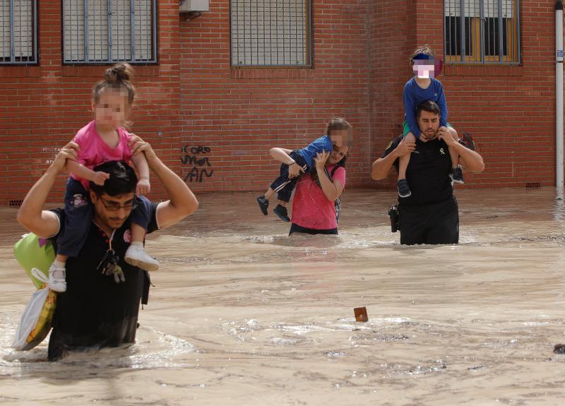 Cuatro fallecidos, centenares de personas evacuadas, decenas de casas y comercios anegados y carreteras cortadas. El balance de la gota fría en las comunidades del Levante español es desolador. 