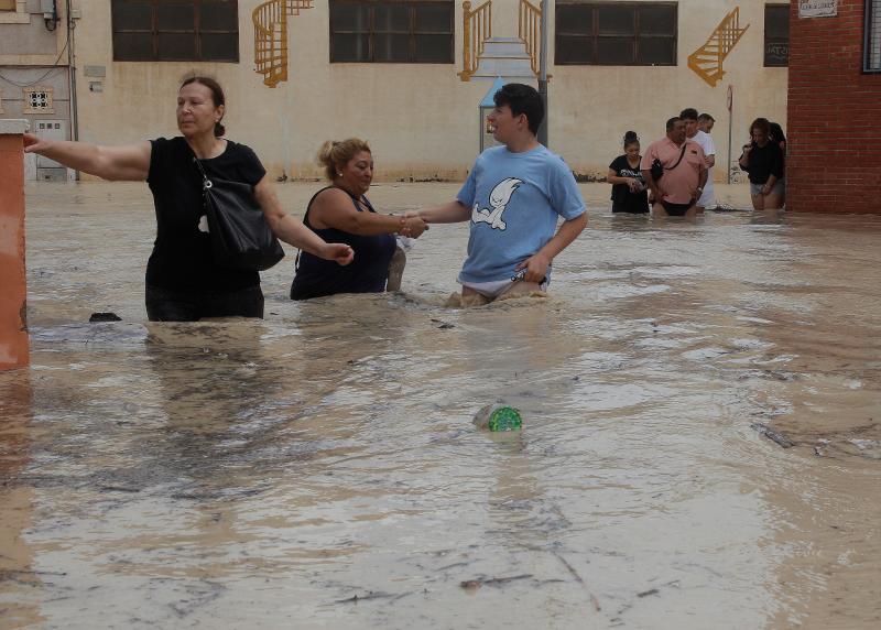 Cuatro fallecidos, centenares de personas evacuadas, decenas de casas y comercios anegados y carreteras cortadas. El balance de la gota fría en las comunidades del Levante español es desolador. 