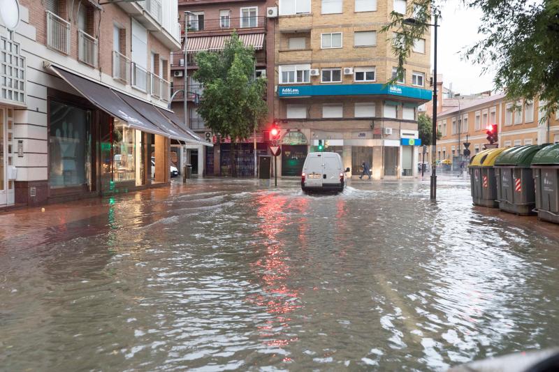 Cuatro fallecidos, centenares de personas evacuadas, decenas de casas y comercios anegados y carreteras cortadas. El balance de la gota fría en las comunidades del Levante español es desolador. 