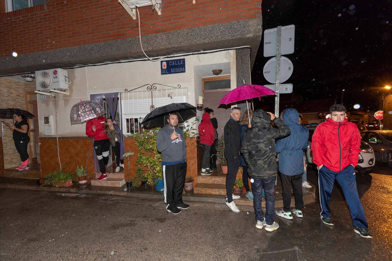 Cuatro fallecidos, centenares de personas evacuadas, decenas de casas y comercios anegados y carreteras cortadas. El balance de la gota fría en las comunidades del Levante español es desolador. 