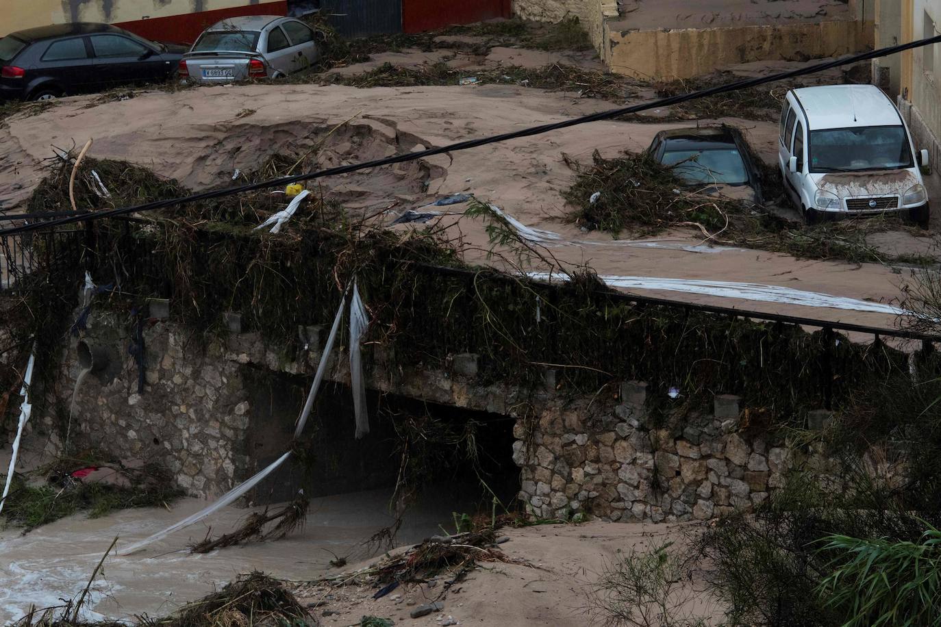 Cuatro fallecidos, centenares de personas evacuadas, decenas de casas y comercios anegados y carreteras cortadas. El balance de la gota fría en las comunidades del Levante español es desolador. 