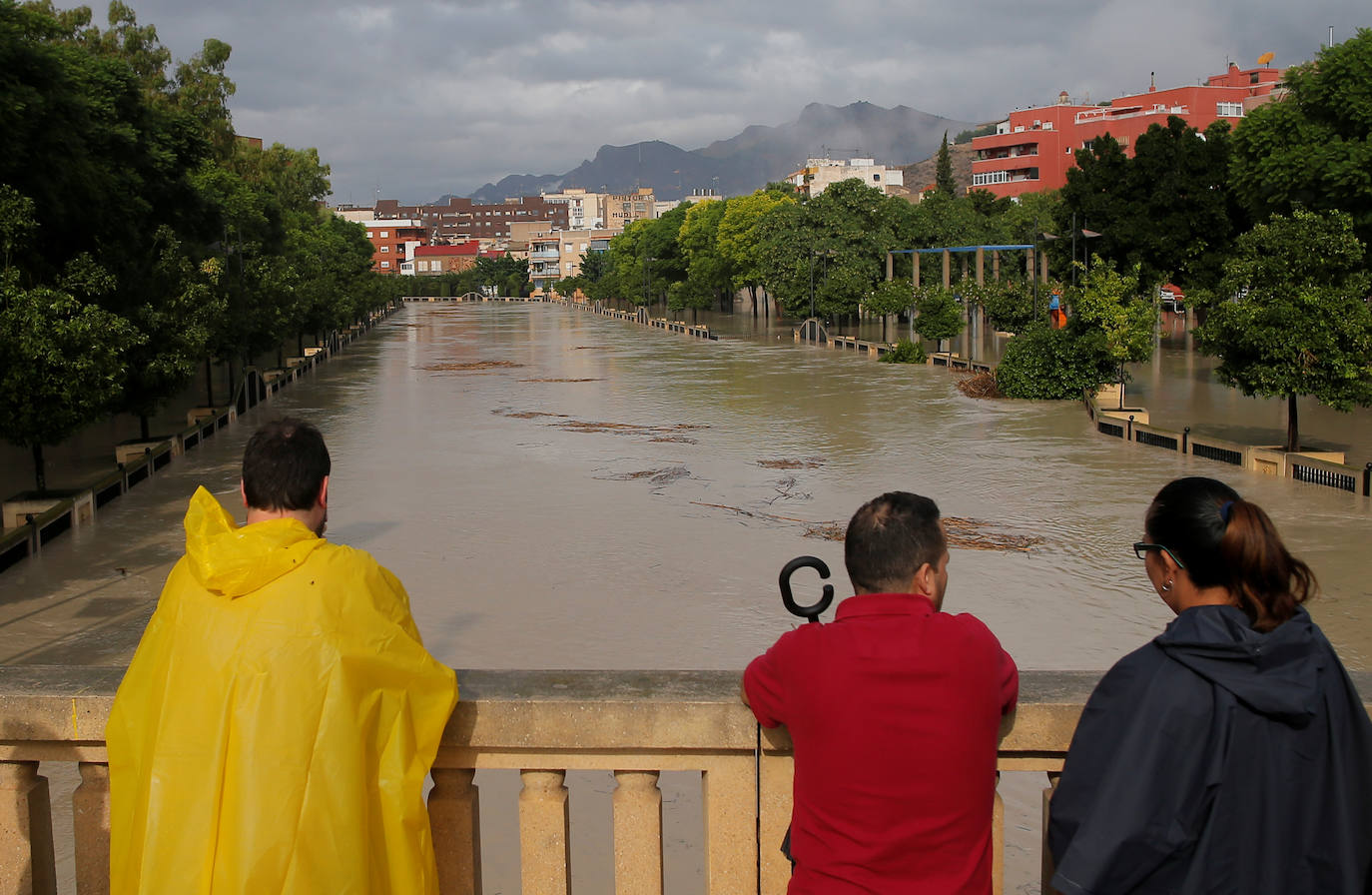 Cuatro fallecidos, centenares de personas evacuadas, decenas de casas y comercios anegados y carreteras cortadas. El balance de la gota fría en las comunidades del Levante español es desolador. 