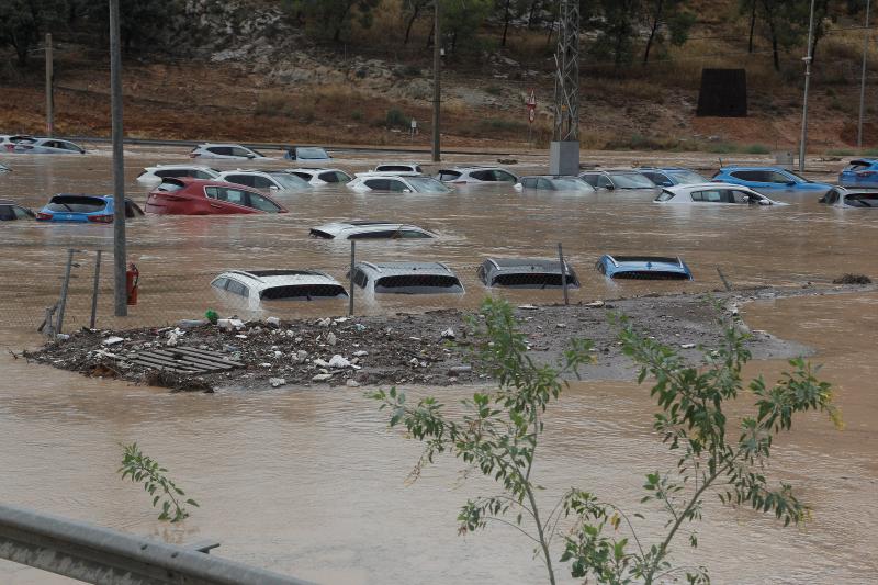 Cuatro fallecidos, centenares de personas evacuadas, decenas de casas y comercios anegados y carreteras cortadas. El balance de la gota fría en las comunidades del Levante español es desolador. 