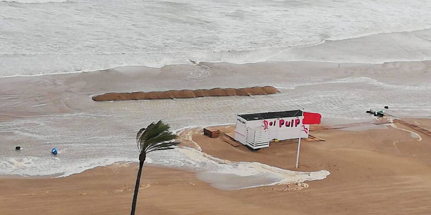 Cuatro fallecidos, centenares de personas evacuadas, decenas de casas y comercios anegados y carreteras cortadas. El balance de la gota fría en las comunidades del Levante español es desolador. 