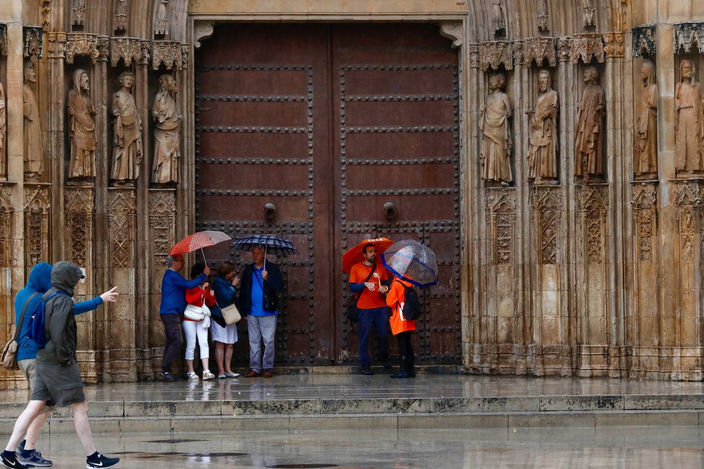 Cuatro fallecidos, centenares de personas evacuadas, decenas de casas y comercios anegados y carreteras cortadas. El balance de la gota fría en las comunidades del Levante español es desolador. 