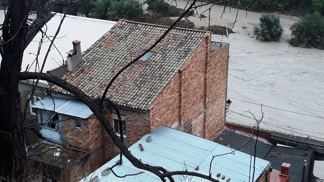 Cuatro fallecidos, centenares de personas evacuadas, decenas de casas y comercios anegados y carreteras cortadas. El balance de la gota fría en las comunidades del Levante español es desolador. 