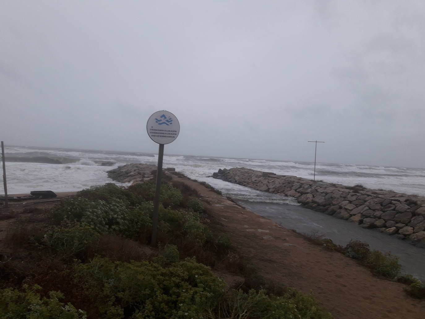 Cuatro fallecidos, centenares de personas evacuadas, decenas de casas y comercios anegados y carreteras cortadas. El balance de la gota fría en las comunidades del Levante español es desolador. 