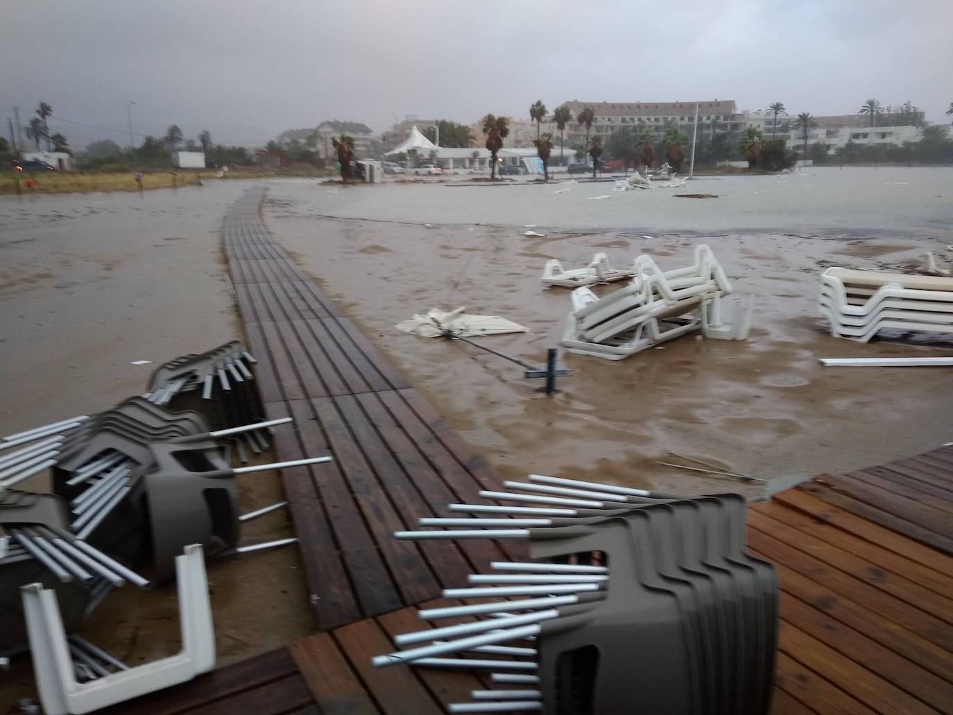 Cuatro fallecidos, centenares de personas evacuadas, decenas de casas y comercios anegados y carreteras cortadas. El balance de la gota fría en las comunidades del Levante español es desolador. 