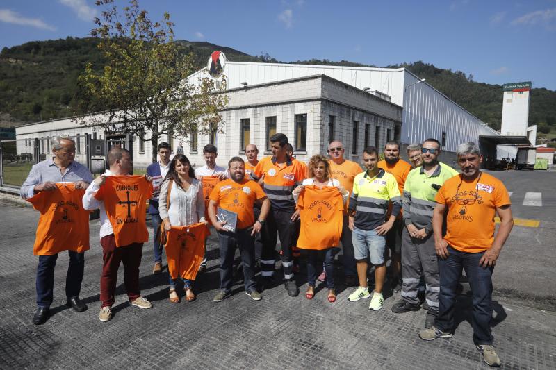 Representantes de los trabajadores de la fábrica langreana de Vesuvius se han reunido este viernes con las asociaciones de la comarca y dirigentes de varias formaciones políticas para recabar su apoyo ante el ERE anunciado por la multinacional.