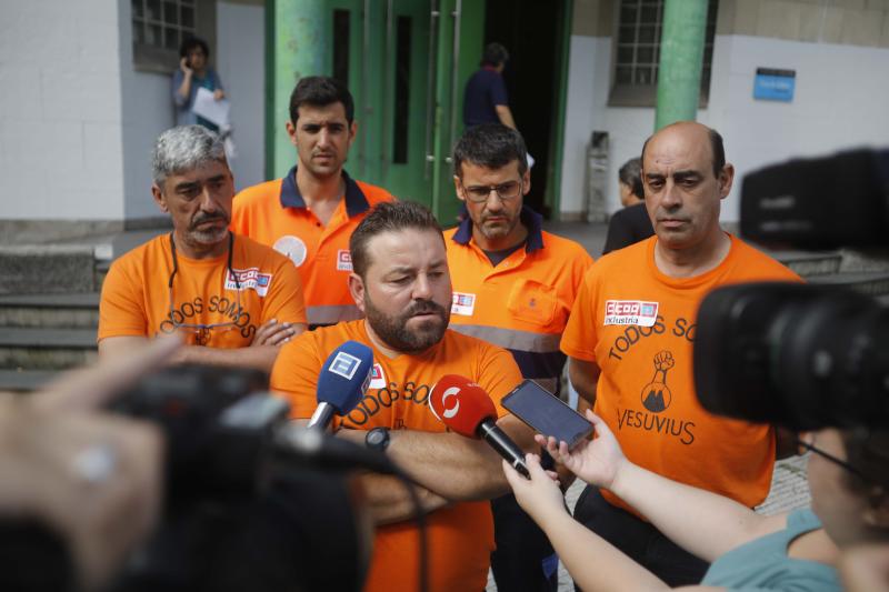 Representantes de los trabajadores de la fábrica langreana de Vesuvius se han reunido este viernes con las asociaciones de la comarca y dirigentes de varias formaciones políticas para recabar su apoyo ante el ERE anunciado por la multinacional.