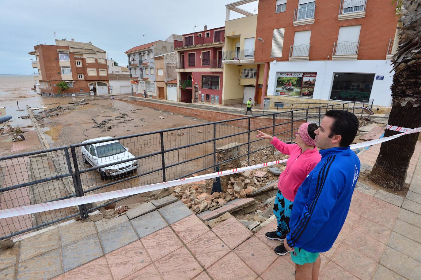 Gran parte del municipio sigue anegado por las fuertes lluvias de la madrugada del viernes. Allí está las instalaciones del Montepío de la Minería que se ha ofrecido para dar cobijo a las familias que han tenido que ser desalojadas.