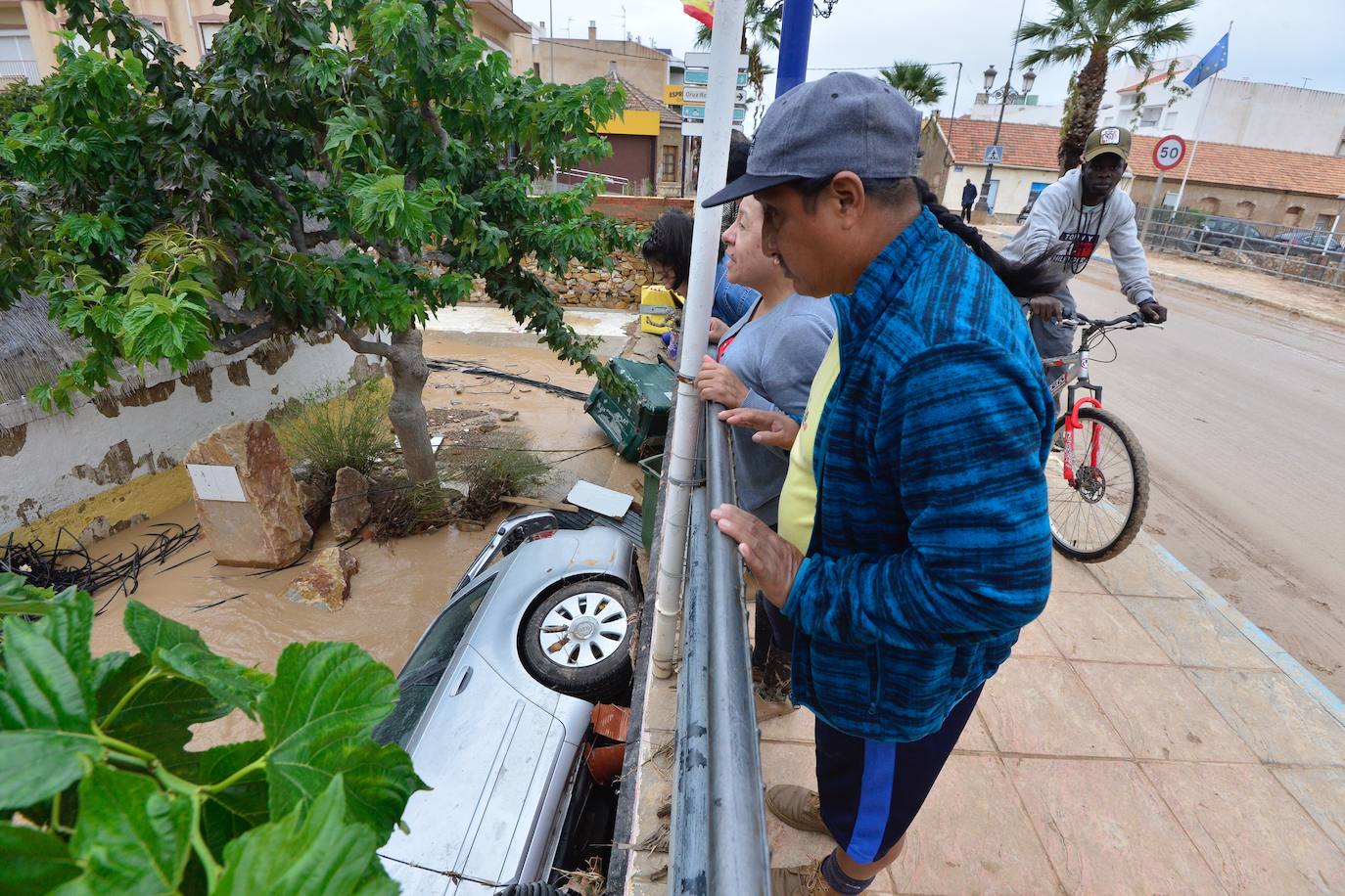 Gran parte del municipio sigue anegado por las fuertes lluvias de la madrugada del viernes. Allí está las instalaciones del Montepío de la Minería que se ha ofrecido para dar cobijo a las familias que han tenido que ser desalojadas.