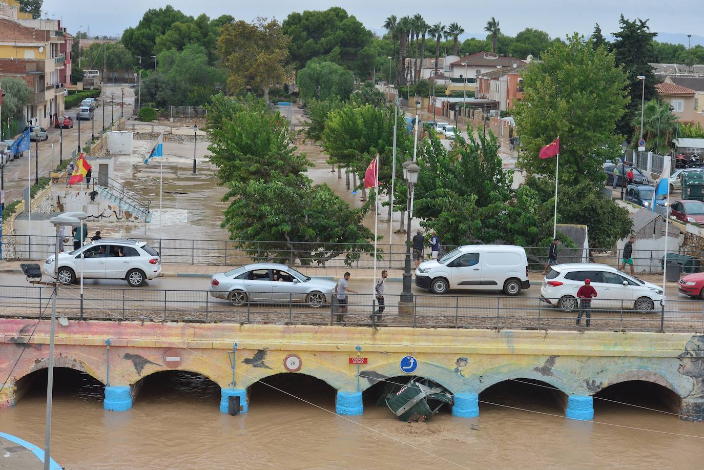 Gran parte del municipio sigue anegado por las fuertes lluvias de la madrugada del viernes. Allí está las instalaciones del Montepío de la Minería que se ha ofrecido para dar cobijo a las familias que han tenido que ser desalojadas.