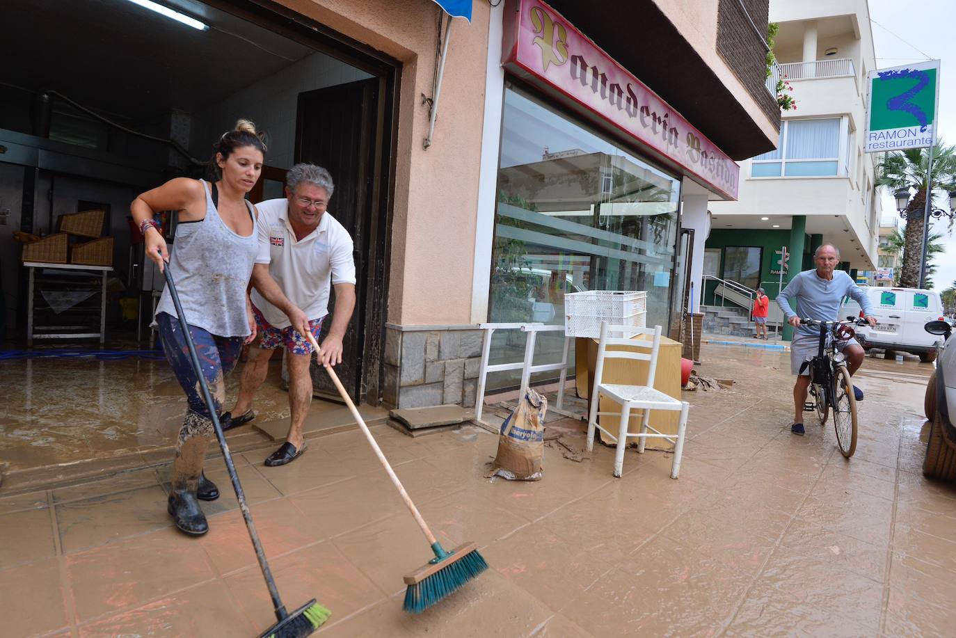 Gran parte del municipio sigue anegado por las fuertes lluvias de la madrugada del viernes. Allí está las instalaciones del Montepío de la Minería que se ha ofrecido para dar cobijo a las familias que han tenido que ser desalojadas.