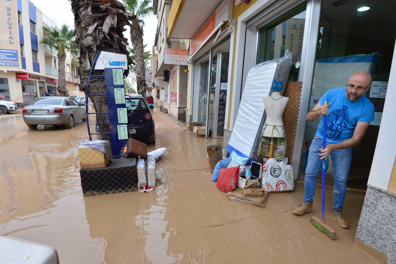 Gran parte del municipio sigue anegado por las fuertes lluvias de la madrugada del viernes. Allí está las instalaciones del Montepío de la Minería que se ha ofrecido para dar cobijo a las familias que han tenido que ser desalojadas.