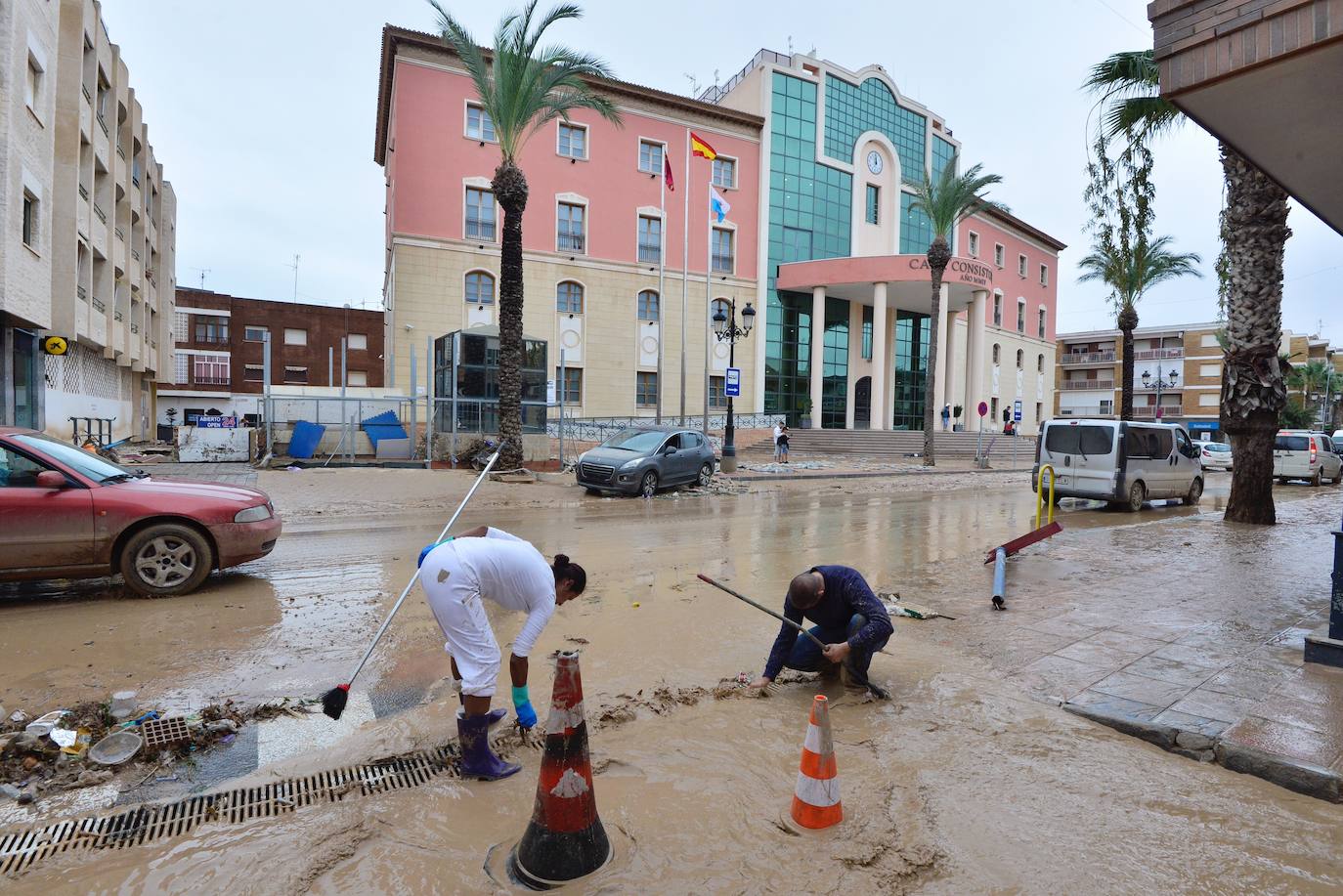 Gran parte del municipio sigue anegado por las fuertes lluvias de la madrugada del viernes. Allí está las instalaciones del Montepío de la Minería que se ha ofrecido para dar cobijo a las familias que han tenido que ser desalojadas.