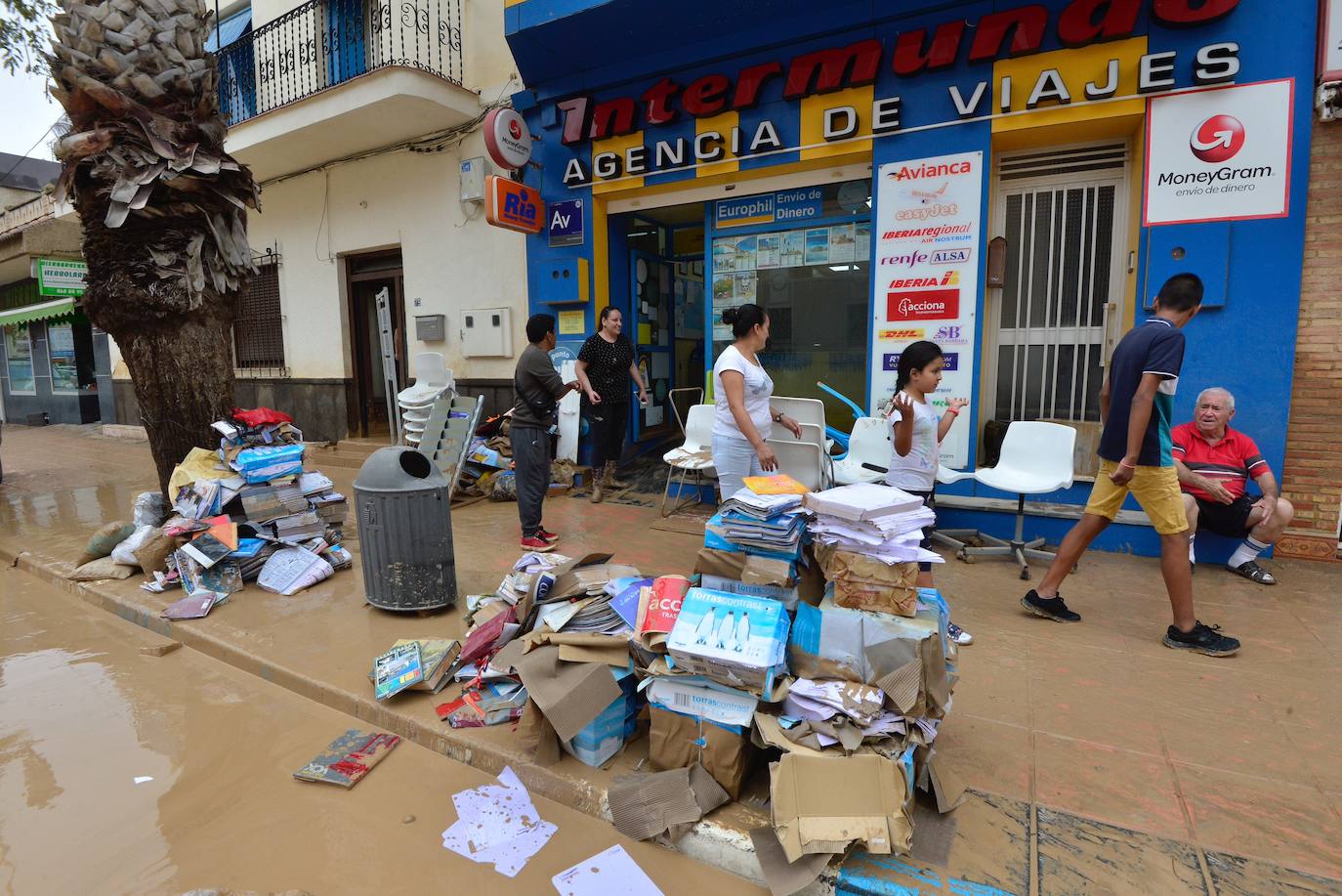 Gran parte del municipio sigue anegado por las fuertes lluvias de la madrugada del viernes. Allí está las instalaciones del Montepío de la Minería que se ha ofrecido para dar cobijo a las familias que han tenido que ser desalojadas.