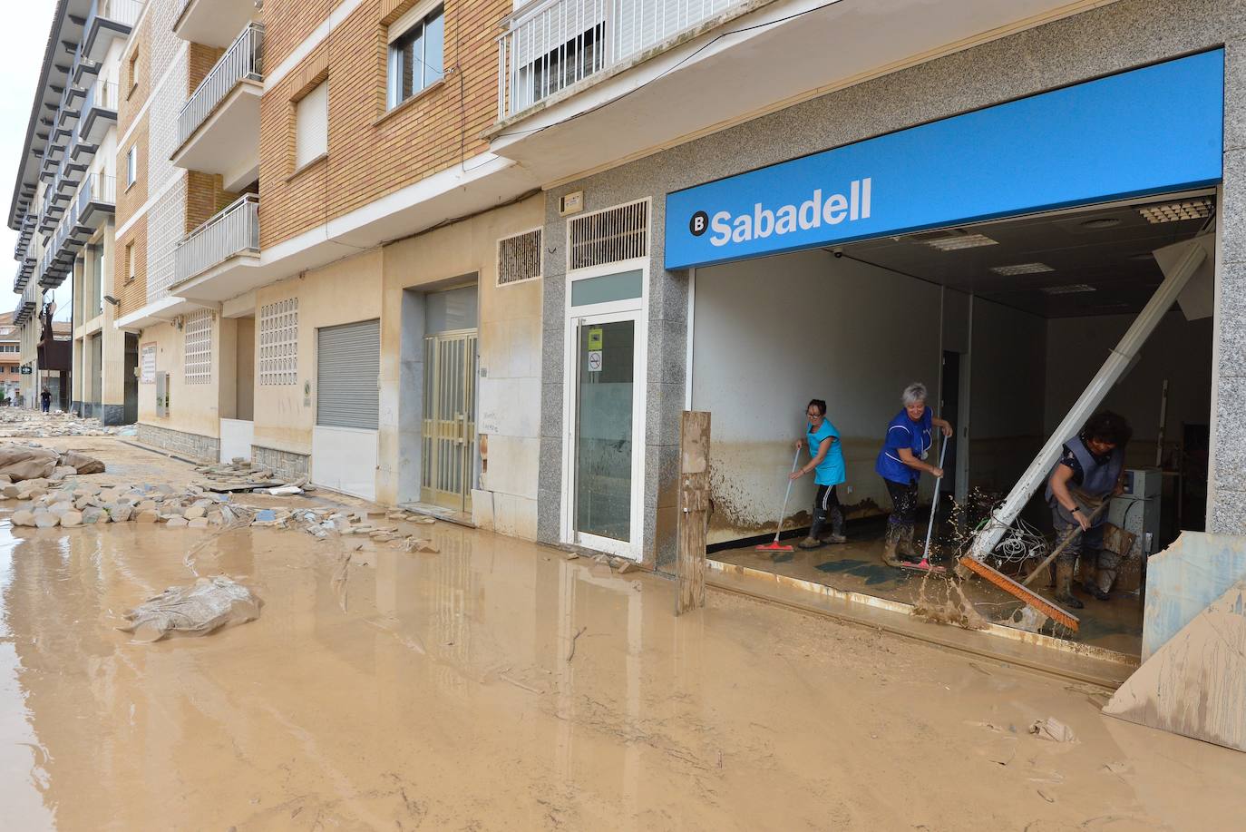 Gran parte del municipio sigue anegado por las fuertes lluvias de la madrugada del viernes. Allí está las instalaciones del Montepío de la Minería que se ha ofrecido para dar cobijo a las familias que han tenido que ser desalojadas.