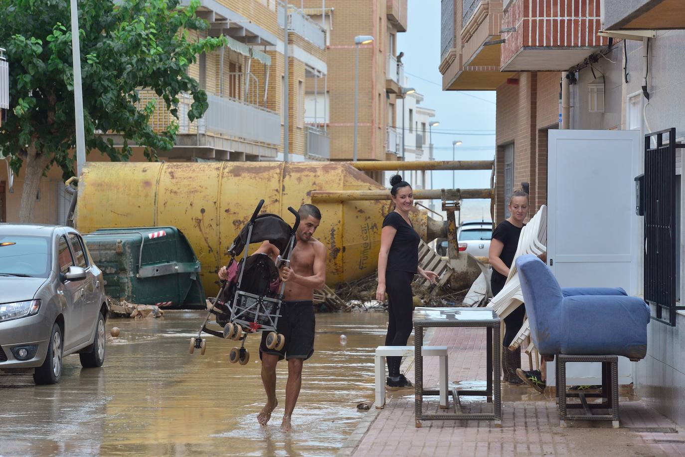 Gran parte del municipio sigue anegado por las fuertes lluvias de la madrugada del viernes. Allí está las instalaciones del Montepío de la Minería que se ha ofrecido para dar cobijo a las familias que han tenido que ser desalojadas.