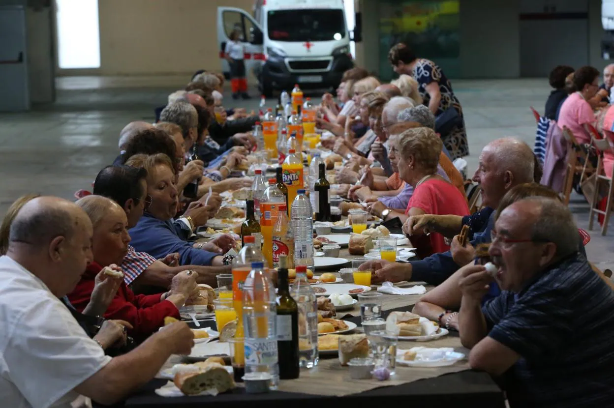 p Festín. La Asociación de Vecinos reunió a familias enteras y grupos de amigos en La Magdalena. 