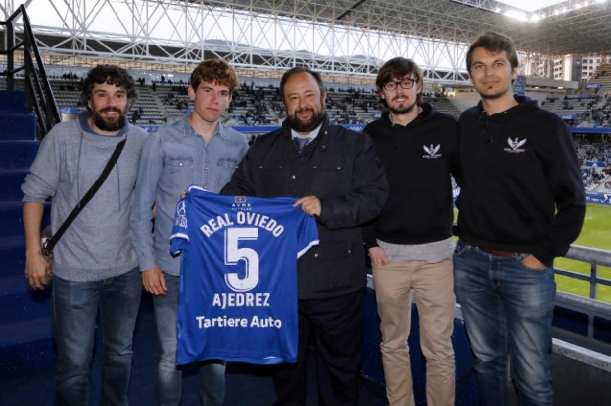 El responsable del nuevo departamento, Sergio Fernández, segundo por la izquierda, junto a Enrique Aparicio, Menéndez Vallina, Javier Redondo y Juan Manuel Acosta, en el Carlos Tartiere. 