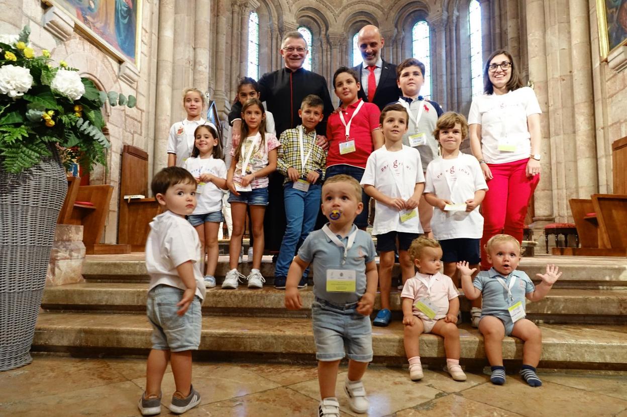 Adolfo Mariño y Antonio Corripio, con los niños que acudieron al encuentro. 