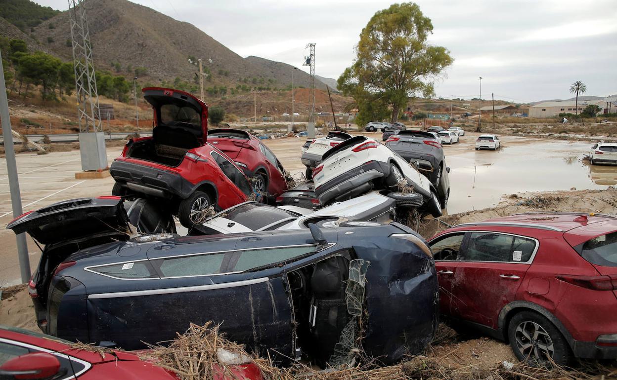 Coches afectados por las lluvias en Orihuela.