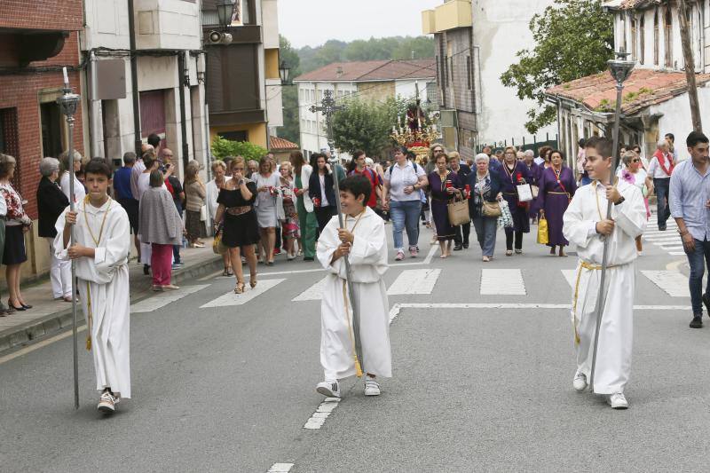 Las calles de Noreña acogieron, este domingo, a miles de personas para la procesión del Cristo.