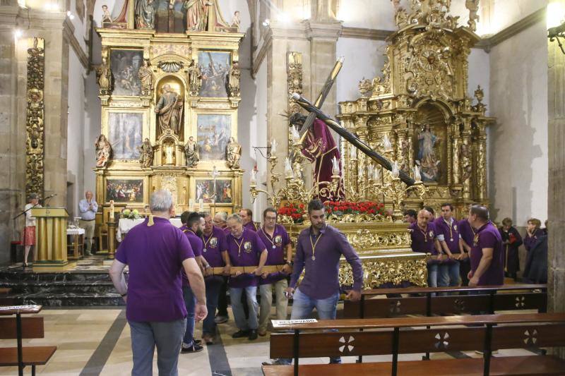 Las calles de Noreña acogieron, este domingo, a miles de personas para la procesión del Cristo.