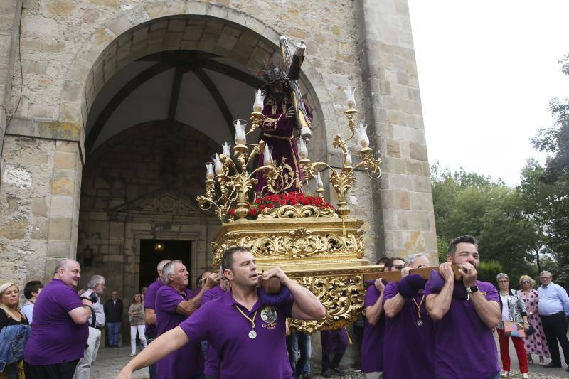 Las calles de Noreña acogieron, este domingo, a miles de personas para la procesión del Cristo.