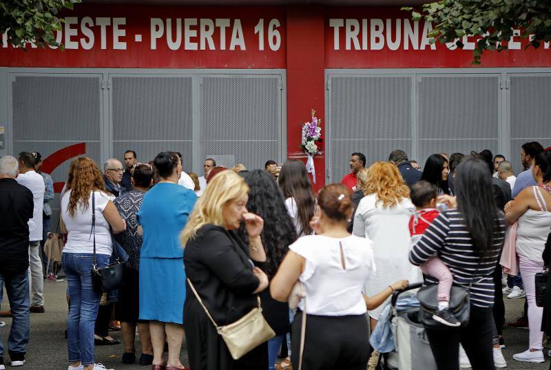 Familiares y amigos de Eleazar García, el joven de 30 años fallecido tras un altercado con los vigilantes de El Molinón, se concentraron al mediodía de hoy a las puertas del estadio para pedir «que se investiguen las circunstancias de la muerte y se haga Justicia».