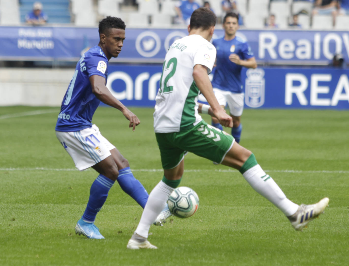 El Elche dominó y derrotó al Real Oviedo (0-2) con dos tantos de Yacine Qasmir en un partido cómodo para los ilicitanos en el que las imprecisiones les costaron a los carbayones tres puntos -además de dos nuevas expulsiones- y en el que los de Pacheta dieron un repaso táctico a su rival.