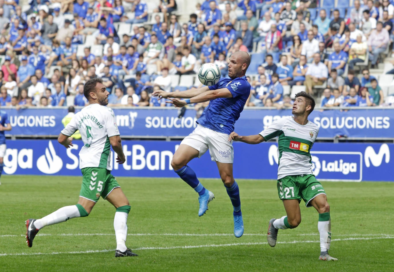 El Elche dominó y derrotó al Real Oviedo (0-2) con dos tantos de Yacine Qasmir en un partido cómodo para los ilicitanos en el que las imprecisiones les costaron a los carbayones tres puntos -además de dos nuevas expulsiones- y en el que los de Pacheta dieron un repaso táctico a su rival.