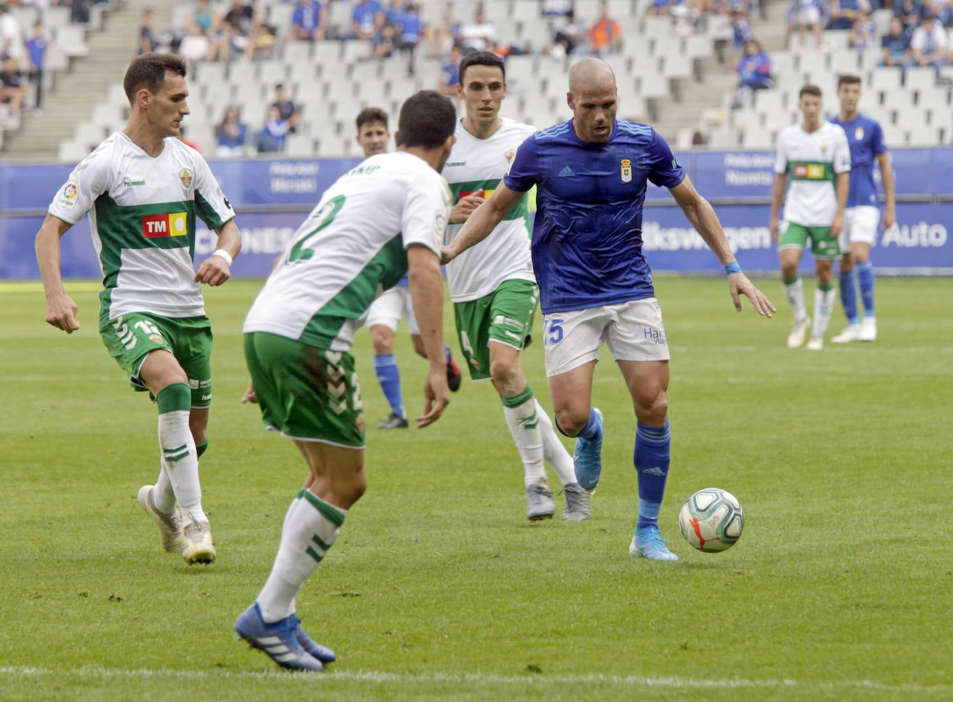 El Elche dominó y derrotó al Real Oviedo (0-2) con dos tantos de Yacine Qasmir en un partido cómodo para los ilicitanos en el que las imprecisiones les costaron a los carbayones tres puntos -además de dos nuevas expulsiones- y en el que los de Pacheta dieron un repaso táctico a su rival.