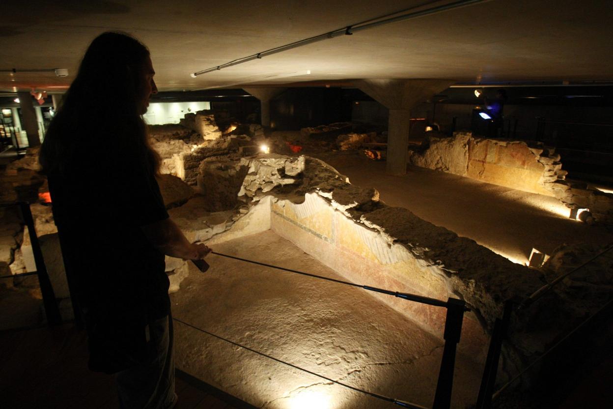 Un visitante, en las termas romanas del Campo Valdés. 
