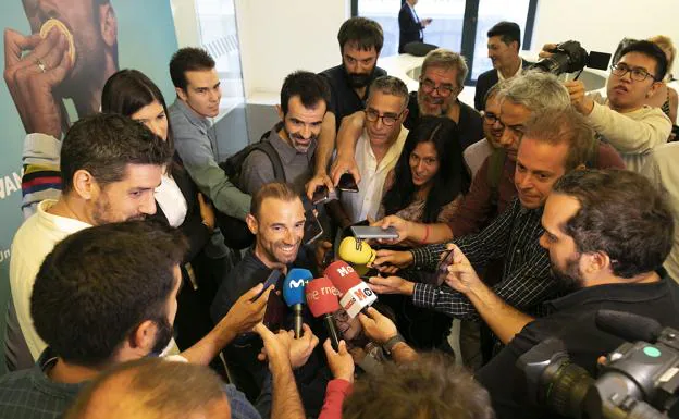 Valverde atiende a la prensa con su hija Natalia debajo de una nube de micrófonos