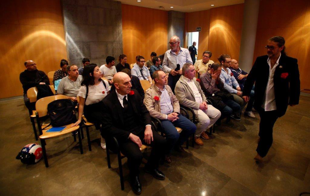 Un centenar de personas se han concentrado ante los juzgados de lo Penal de Oviedo para respaldar a los acusados por desórdenes públicos en un acto de protesta en el hotel de la Reconquista, con motivo del inicio del juicio