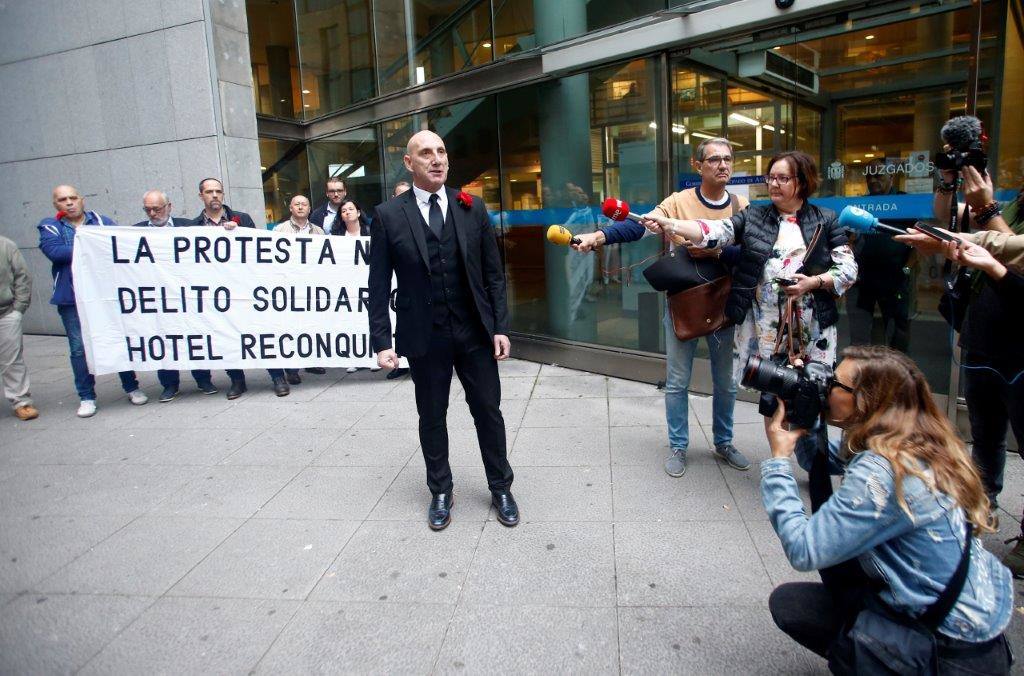 Un centenar de personas se han concentrado ante los juzgados de lo Penal de Oviedo para respaldar a los acusados por desórdenes públicos en un acto de protesta en el hotel de la Reconquista, con motivo del inicio del juicio