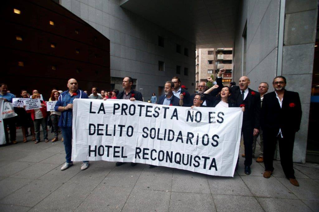 Un centenar de personas se han concentrado ante los juzgados de lo Penal de Oviedo para respaldar a los acusados por desórdenes públicos en un acto de protesta en el hotel de la Reconquista, con motivo del inicio del juicio